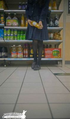 手指伸了进去h