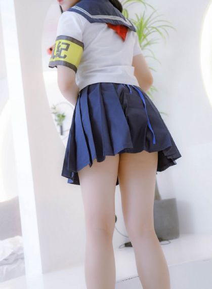 女大学生特殊的精油按摩